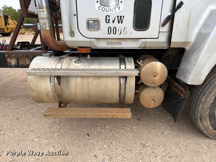 image for item DV8690 1990 Mack CH semi truck
