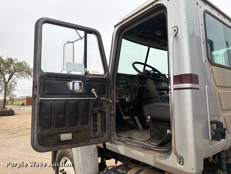 image for item DV8690 1990 Mack CH semi truck