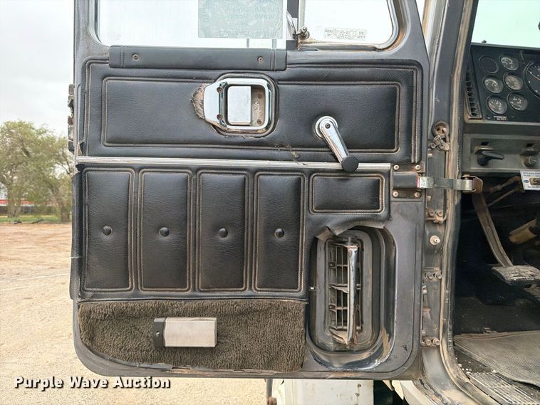 image for item DV8690 1990 Mack CH semi truck