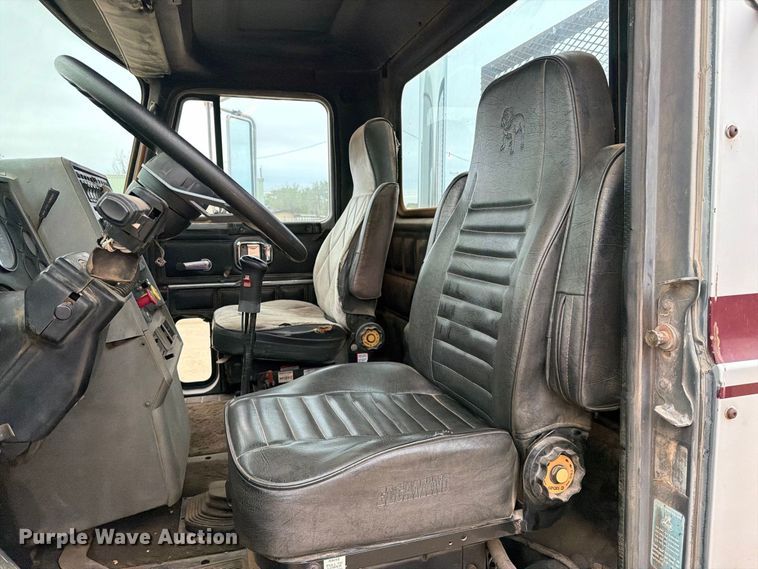 image for item DV8690 1990 Mack CH semi truck