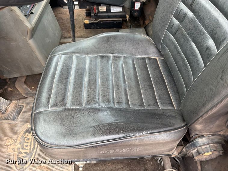 image for item DV8690 1990 Mack CH semi truck