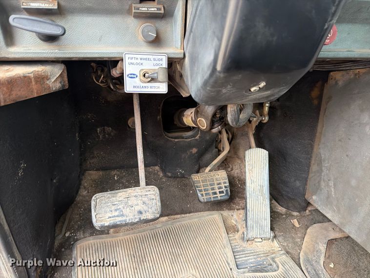 image for item DV8690 1990 Mack CH semi truck