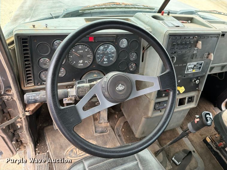 image for item DV8690 1990 Mack CH semi truck