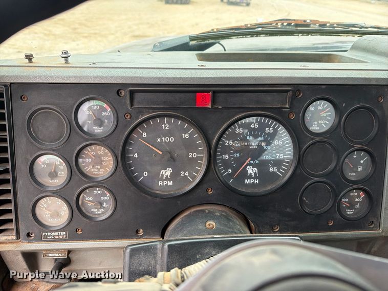 image for item DV8690 1990 Mack CH semi truck