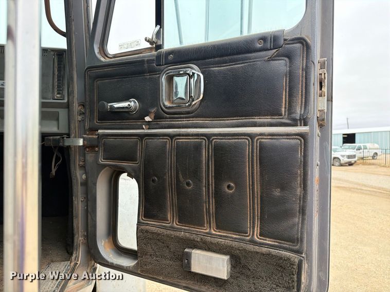 image for item DV8690 1990 Mack CH semi truck