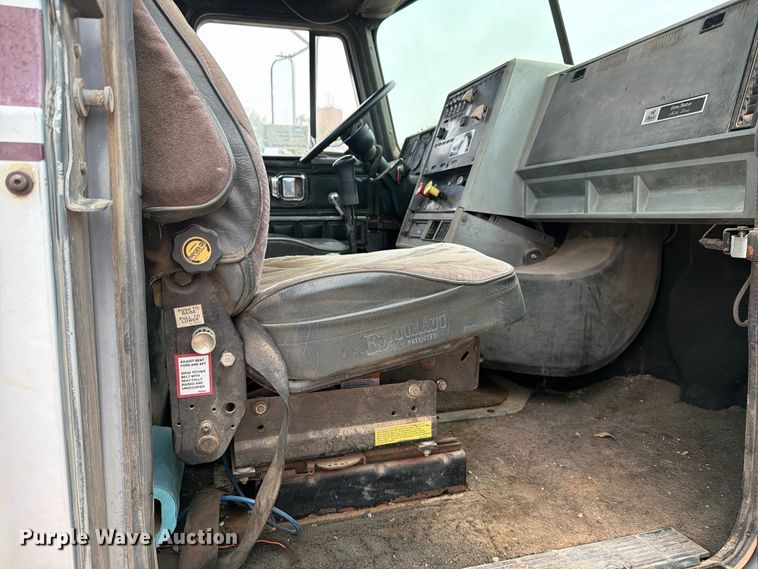 image for item DV8690 1990 Mack CH semi truck