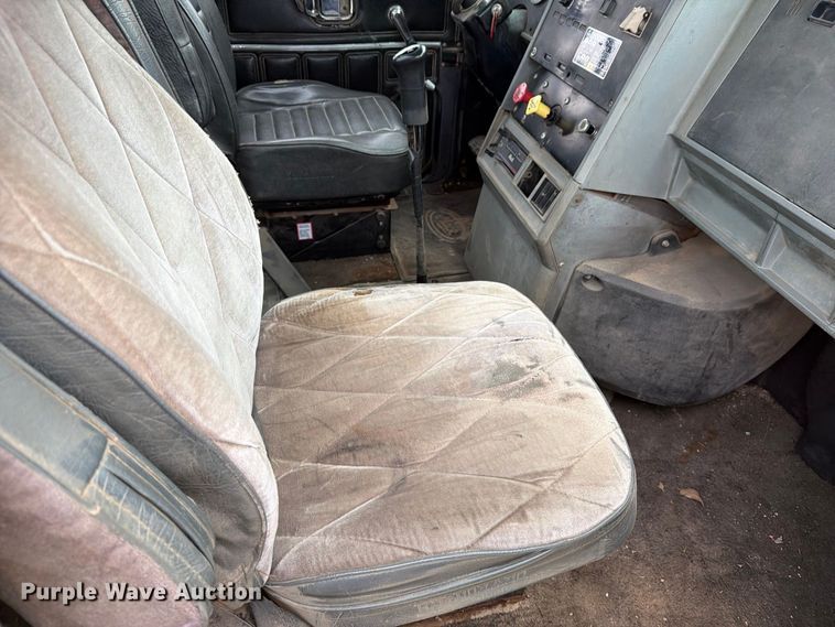 image for item DV8690 1990 Mack CH semi truck