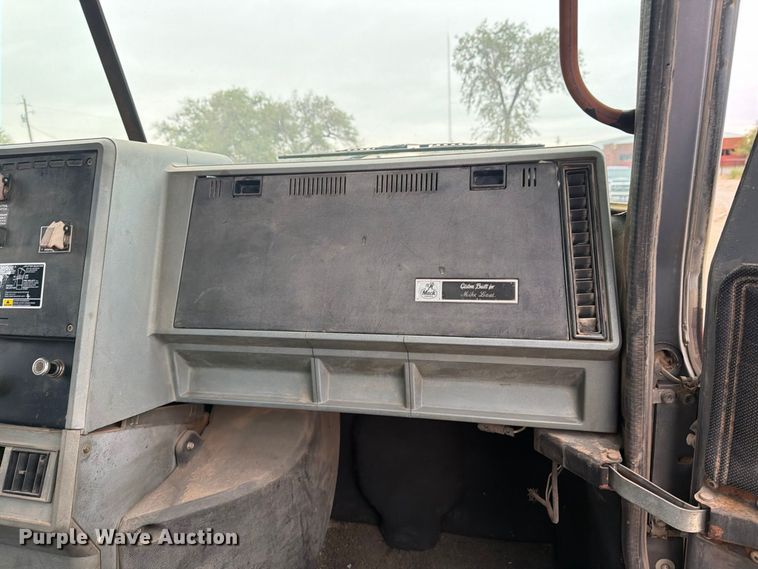 image for item DV8690 1990 Mack CH semi truck