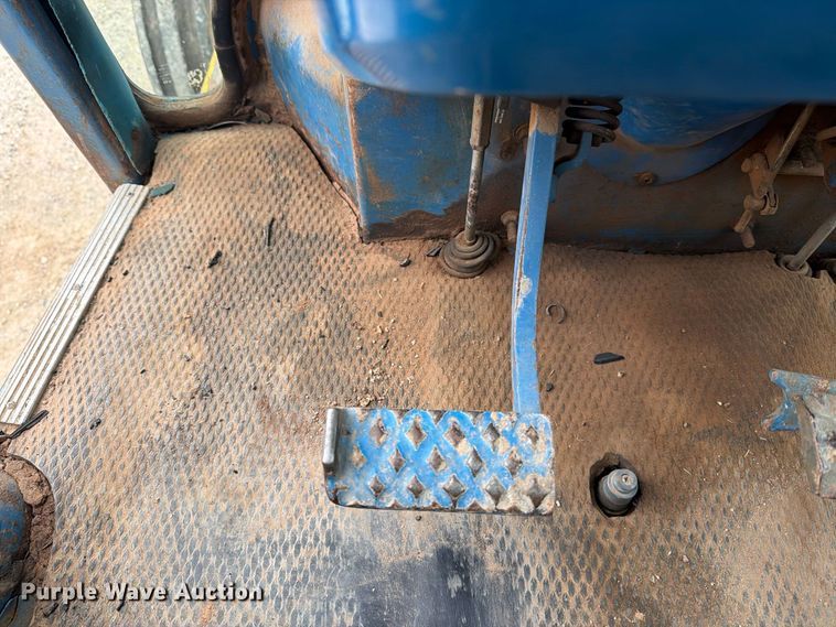 image for item DV8691 Ford 7710 tractor
