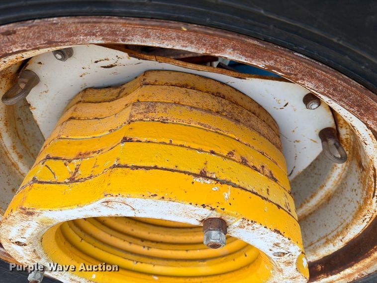image for item DV8691 Ford 7710 tractor
