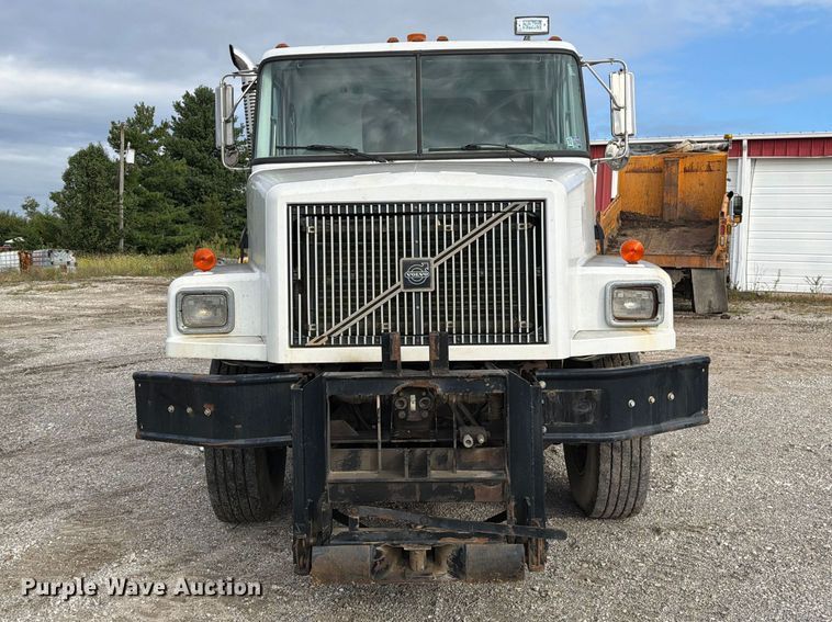 image for item DZ4892 2000 Volvo WG dump truck