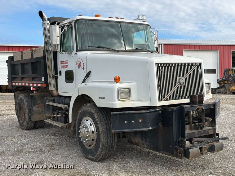 image for item DZ4892 2000 Volvo WG dump truck