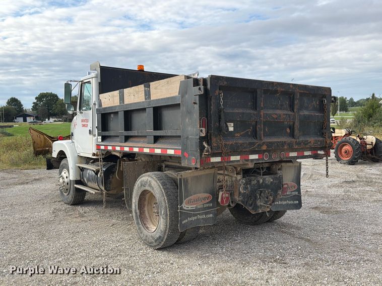 image for item DZ4892 2000 Volvo WG dump truck