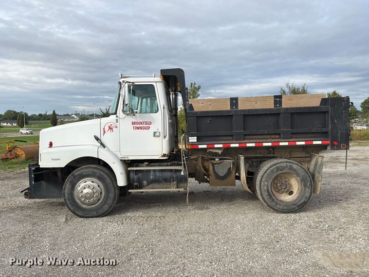 image for item DZ4892 2000 Volvo WG dump truck