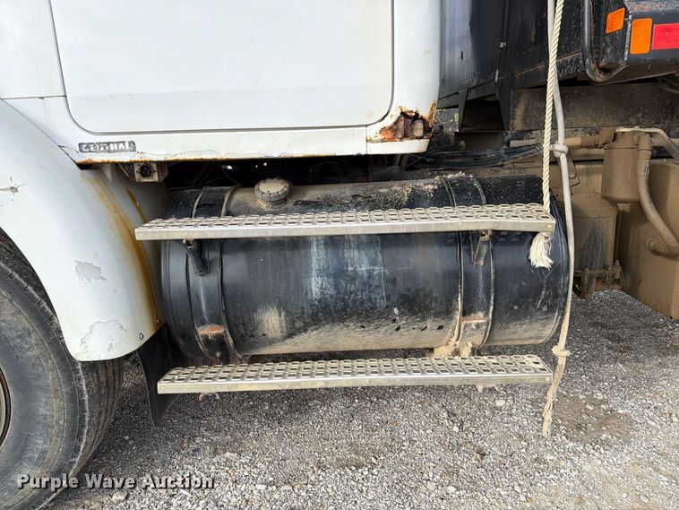image for item DZ4892 2000 Volvo WG dump truck