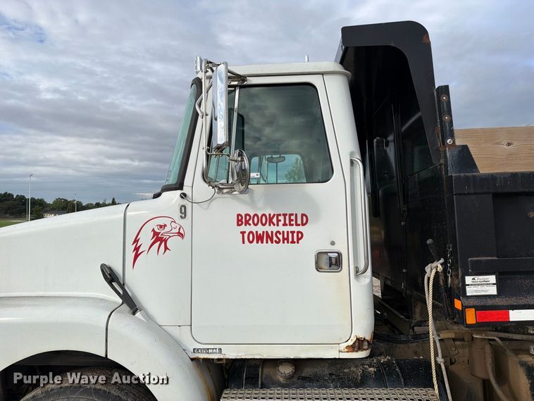 image for item DZ4892 2000 Volvo WG dump truck