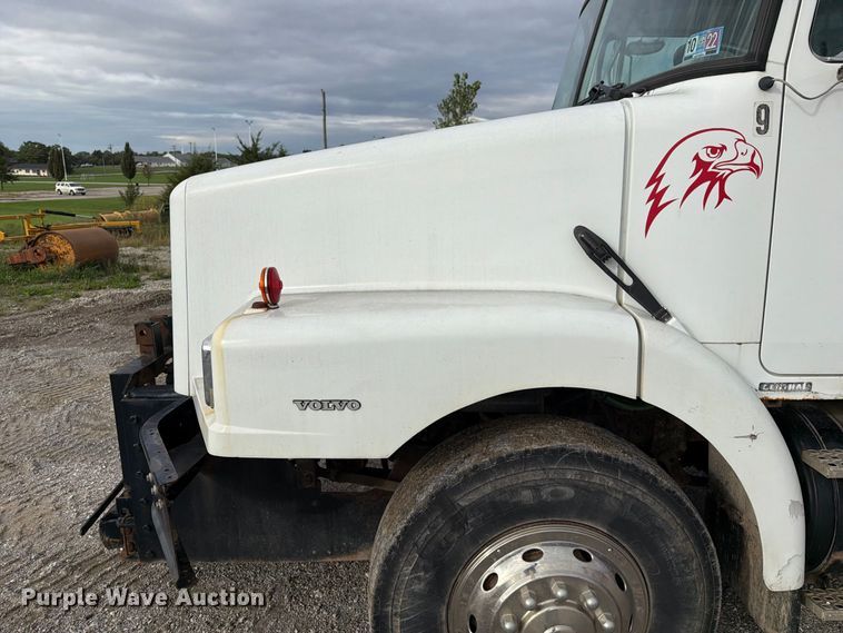 image for item DZ4892 2000 Volvo WG dump truck