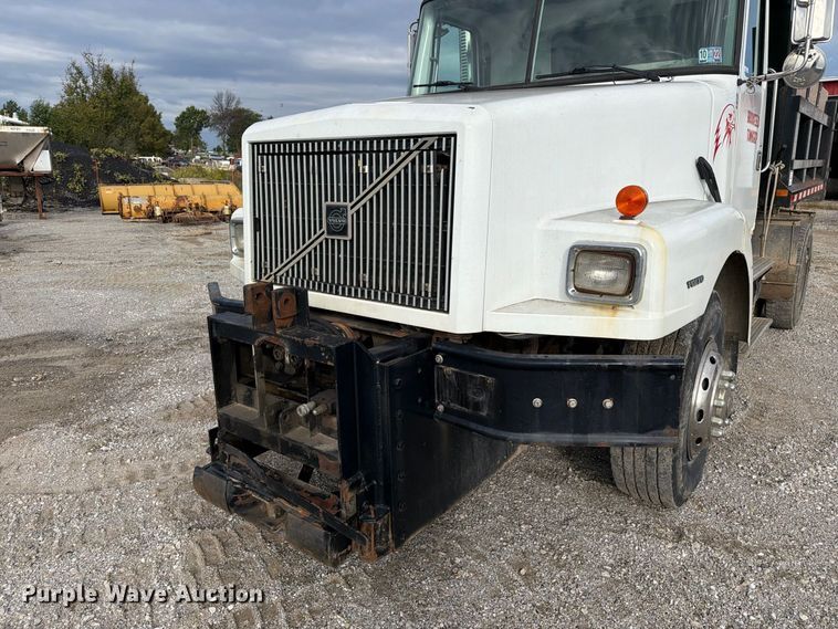 image for item DZ4892 2000 Volvo WG dump truck