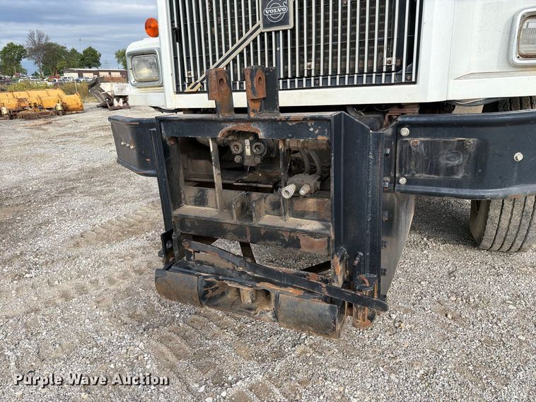 image for item DZ4892 2000 Volvo WG dump truck