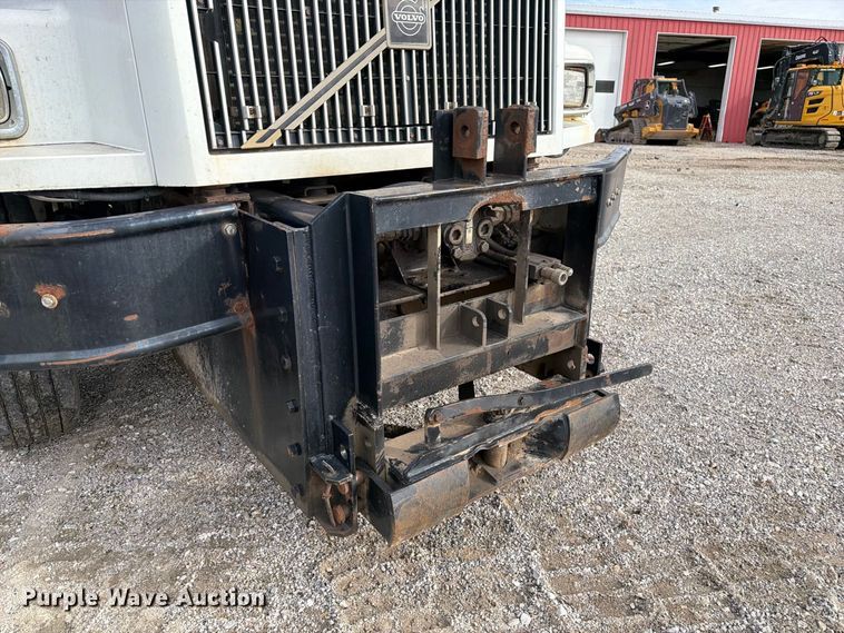 image for item DZ4892 2000 Volvo WG dump truck