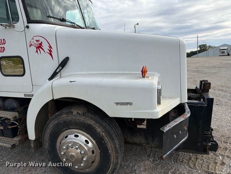 image for item DZ4892 2000 Volvo WG dump truck