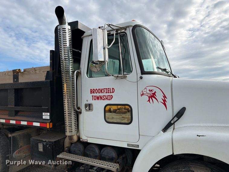 image for item DZ4892 2000 Volvo WG dump truck
