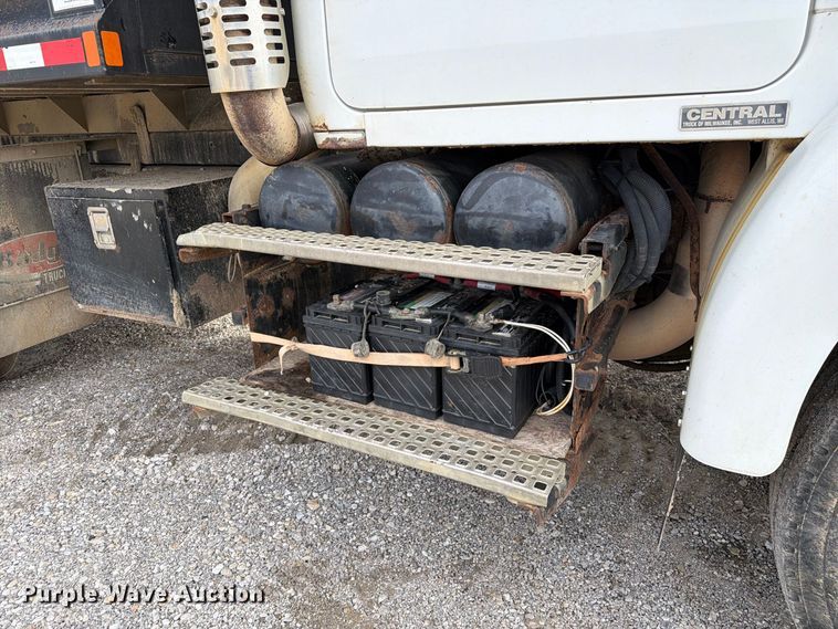 image for item DZ4892 2000 Volvo WG dump truck