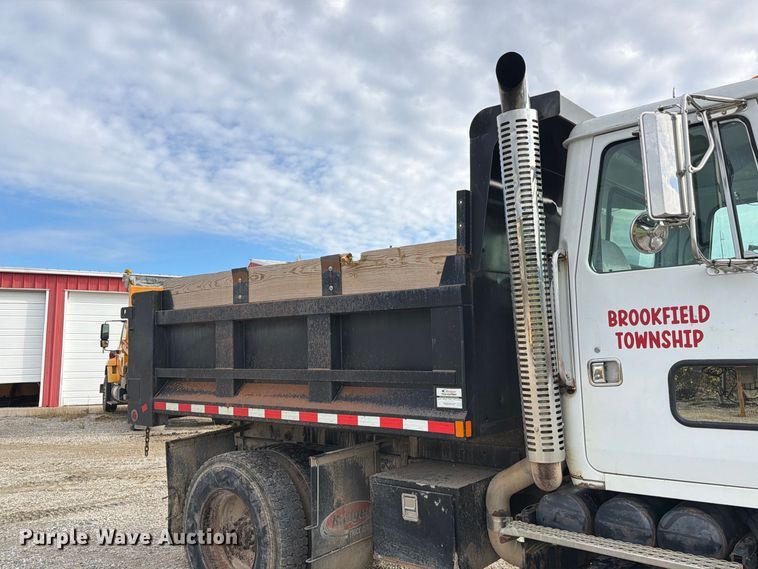 image for item DZ4892 2000 Volvo WG dump truck
