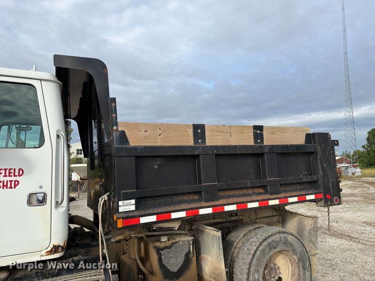 image for item DZ4892 2000 Volvo WG dump truck