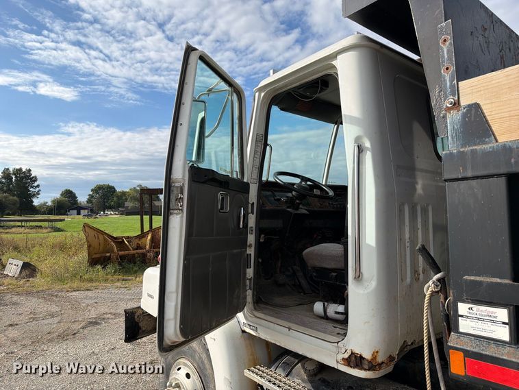 image for item DZ4892 2000 Volvo WG dump truck