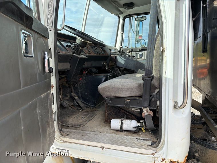 image for item DZ4892 2000 Volvo WG dump truck