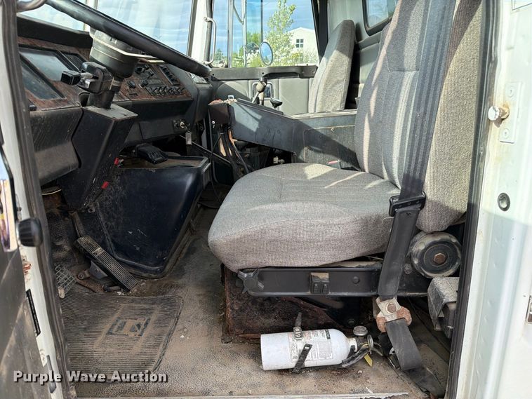 image for item DZ4892 2000 Volvo WG dump truck