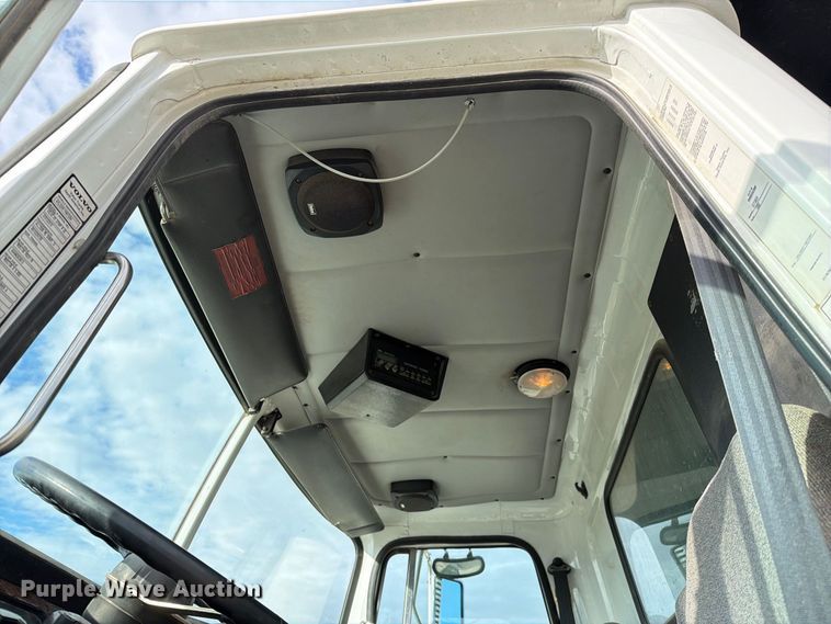 image for item DZ4892 2000 Volvo WG dump truck