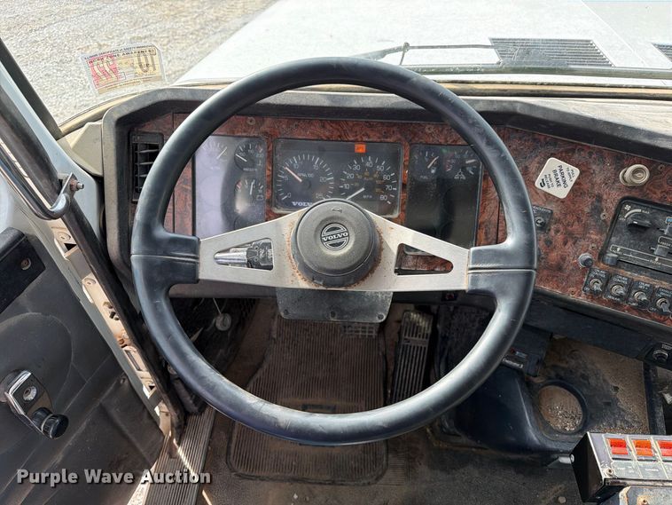 image for item DZ4892 2000 Volvo WG dump truck