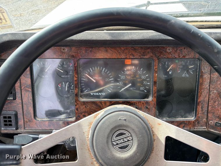 image for item DZ4892 2000 Volvo WG dump truck