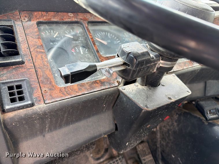 image for item DZ4892 2000 Volvo WG dump truck