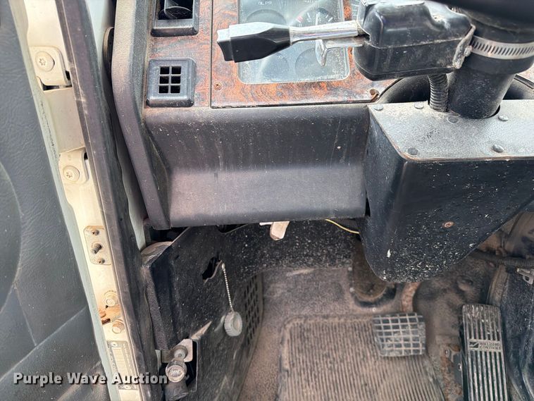 image for item DZ4892 2000 Volvo WG dump truck