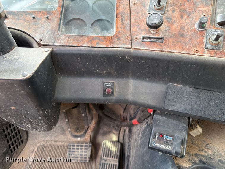 image for item DZ4892 2000 Volvo WG dump truck