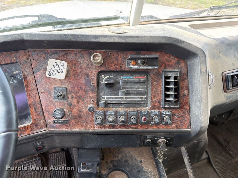 image for item DZ4892 2000 Volvo WG dump truck