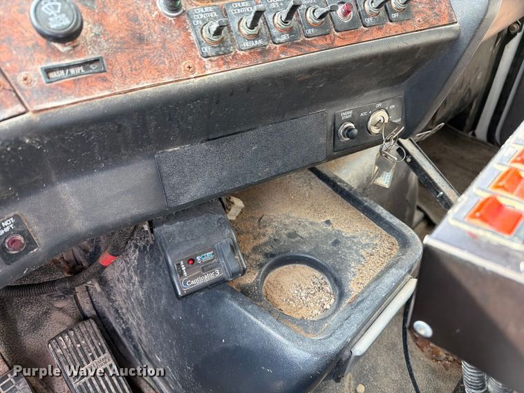 image for item DZ4892 2000 Volvo WG dump truck