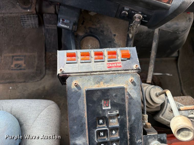 image for item DZ4892 2000 Volvo WG dump truck