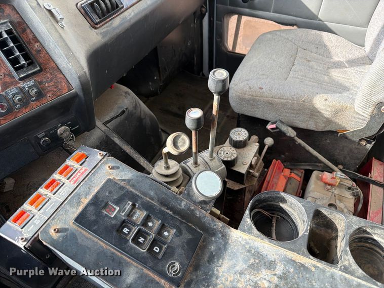 image for item DZ4892 2000 Volvo WG dump truck