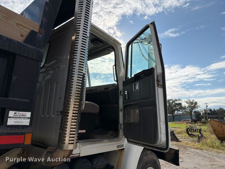 image for item DZ4892 2000 Volvo WG dump truck