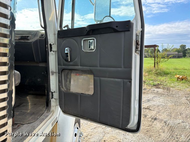 image for item DZ4892 2000 Volvo WG dump truck