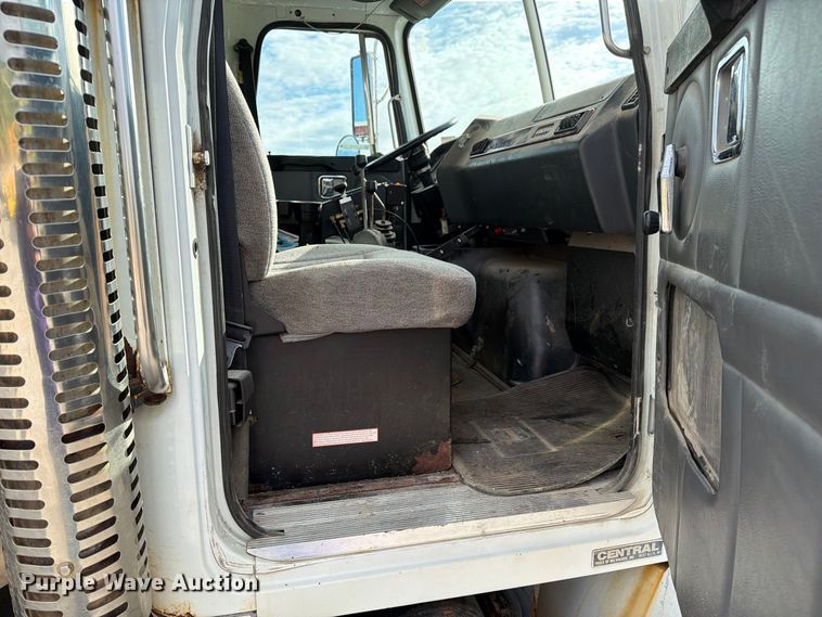 image for item DZ4892 2000 Volvo WG dump truck