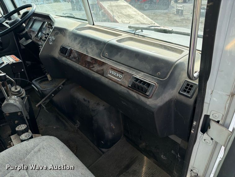 image for item DZ4892 2000 Volvo WG dump truck