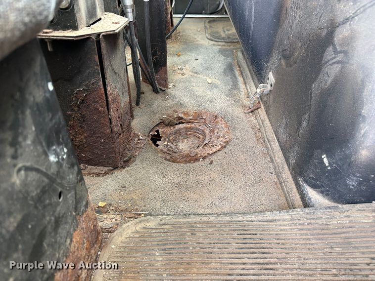 image for item DZ4892 2000 Volvo WG dump truck