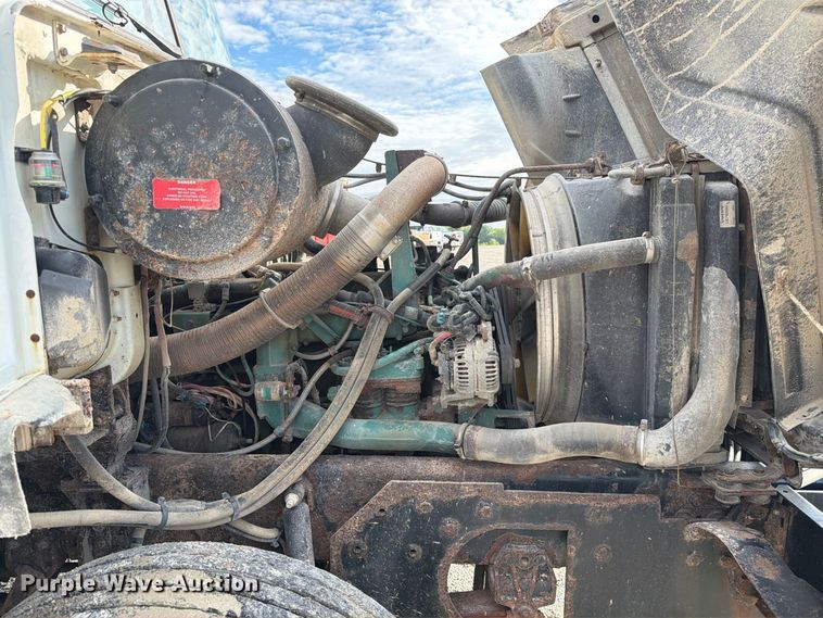 image for item DZ4892 2000 Volvo WG dump truck