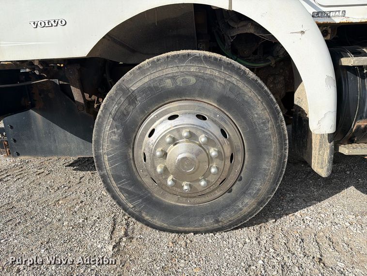 image for item DZ4892 2000 Volvo WG dump truck