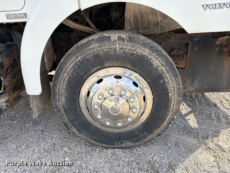 image for item DZ4892 2000 Volvo WG dump truck